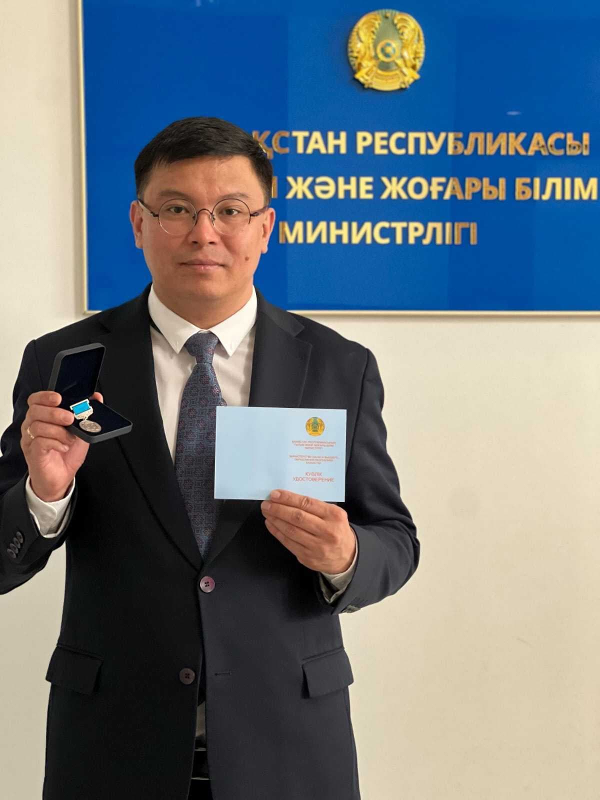 Преподаватель AIU удостоен высокой ведомственной награды ко Дню науки — 1
