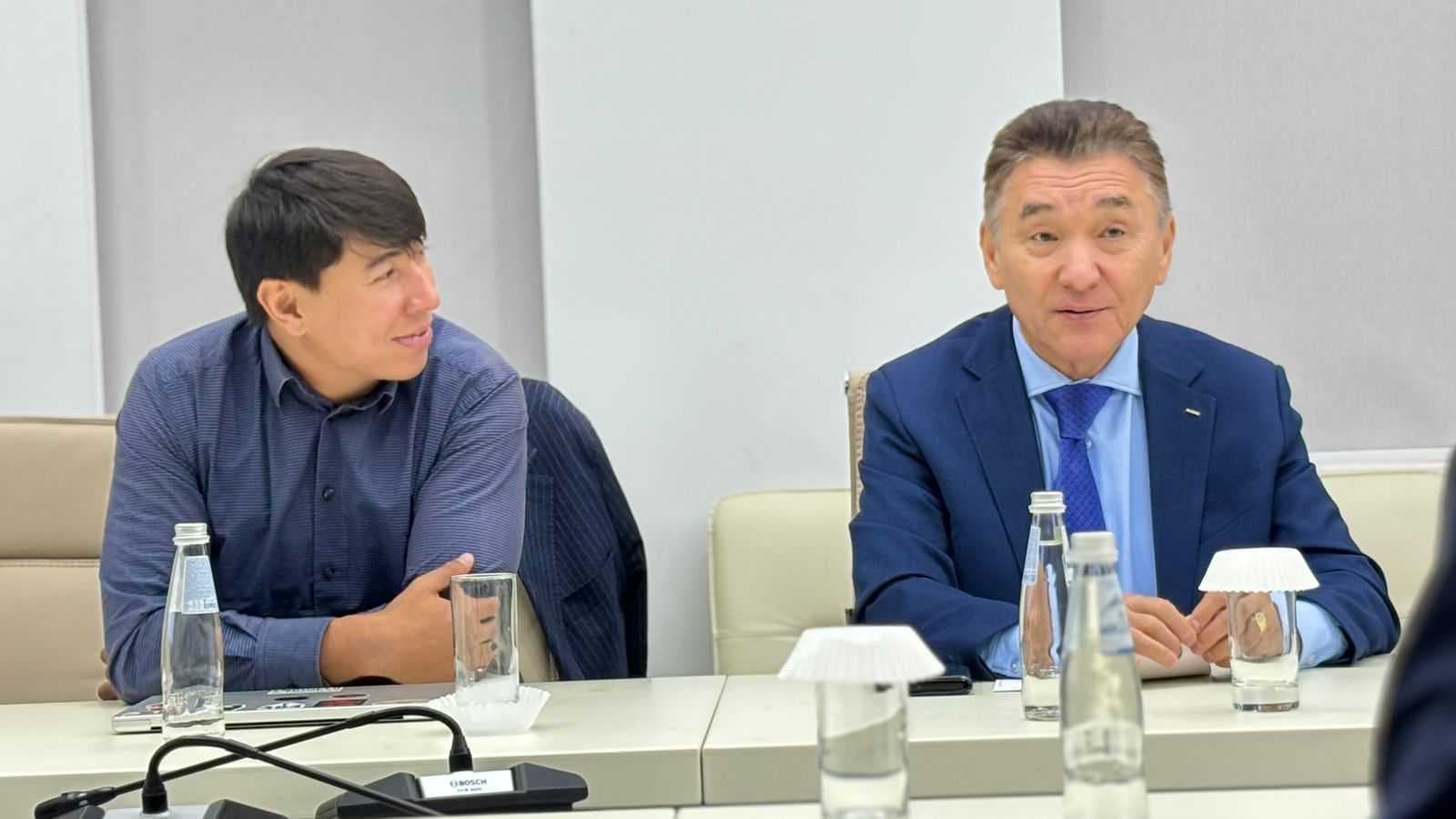 Встреча с космонавтом-испытателем Мухтаром Аймахановым в Astana International University — 2