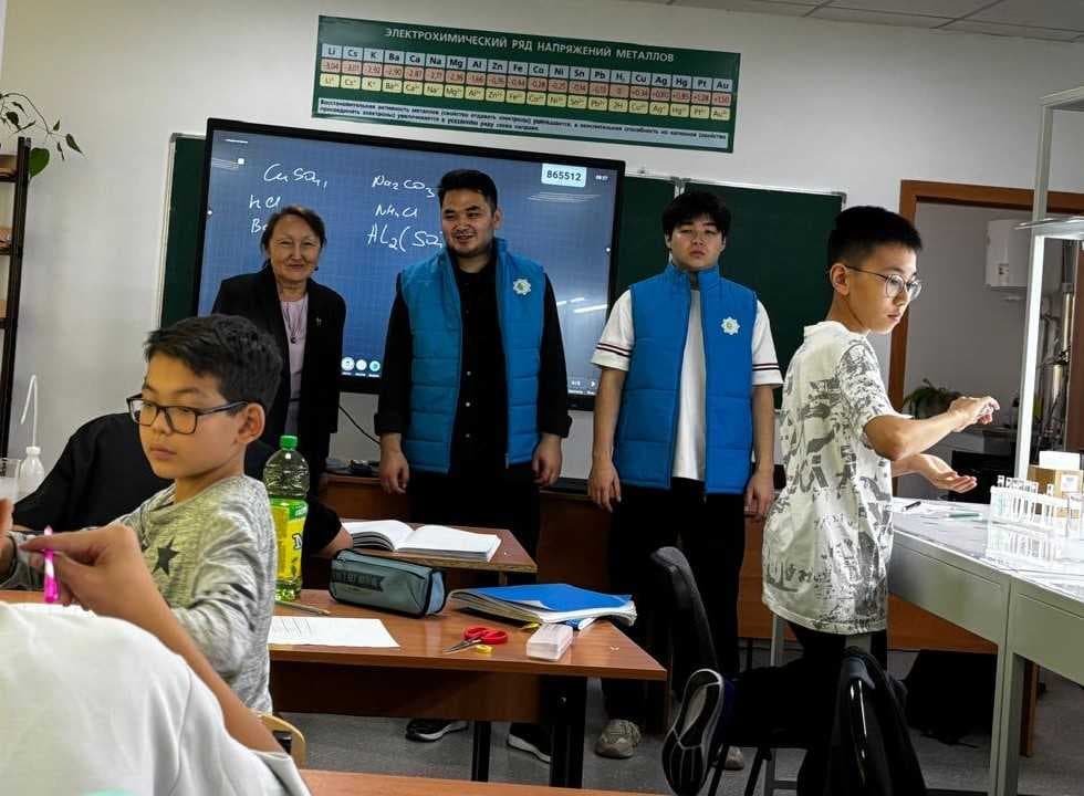 Студенты и магистранты AIU провели занятия по химии для школьников в рамках KIOT Junior — 3