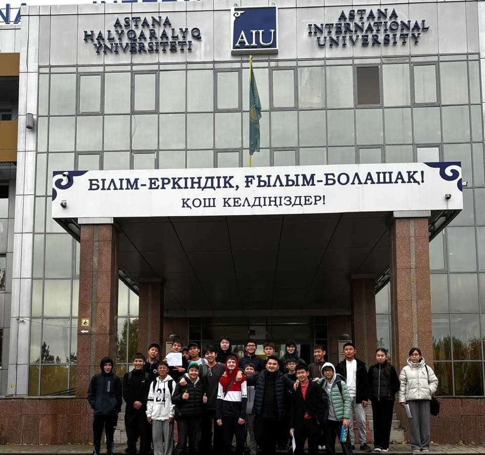 Студенты и магистранты AIU провели занятия по химии для школьников в рамках KIOT Junior — 7