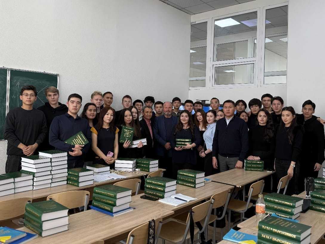 Профессор AIU Исидор Борчашвили передал студентам уникальные издания по уголовному праву — 2