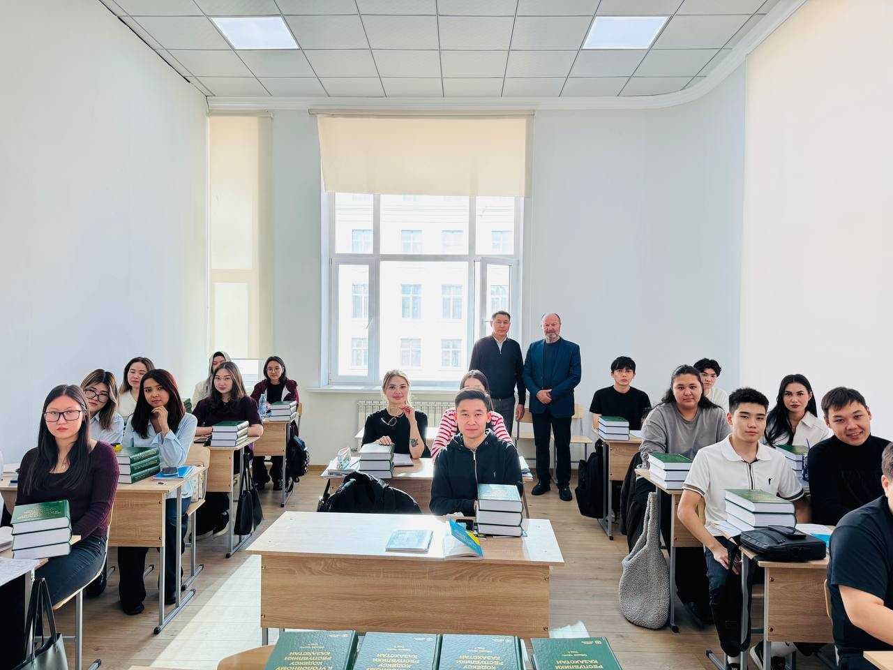 Профессор AIU Исидор Борчашвили передал студентам уникальные издания по уголовному праву — 1
