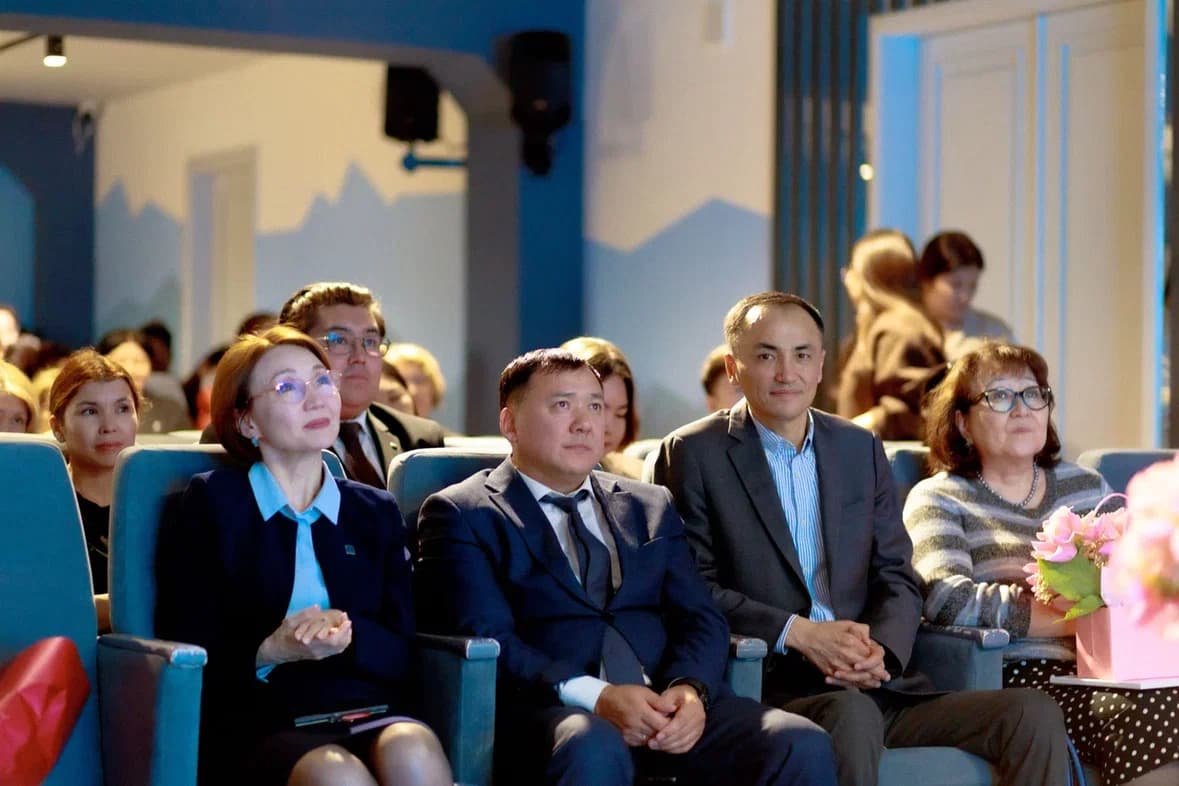 AIU наградил профессорско-преподавательский состав благодарственными письмами в честь Дня Республики — 3