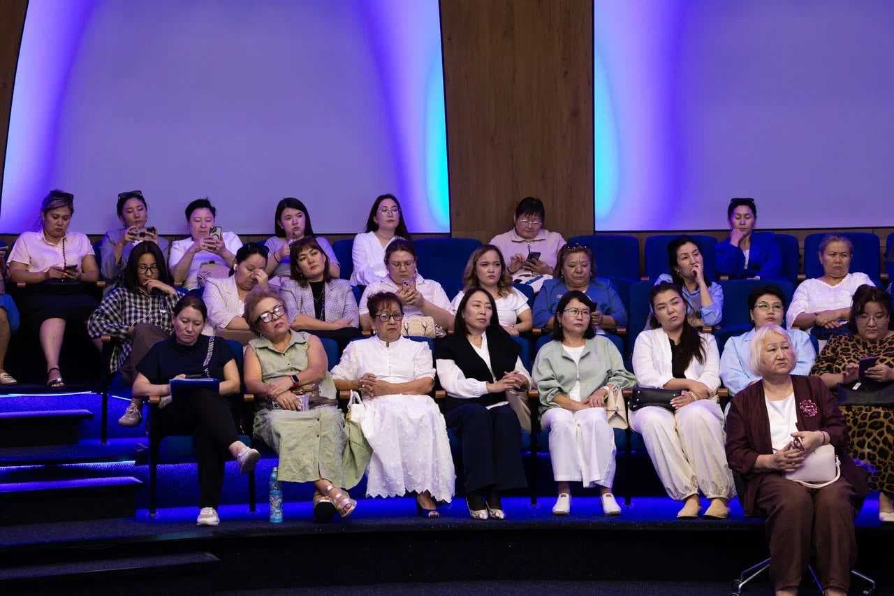 В Международном университете Астана состоялась встреча педагогов системы среднего образования и ученых вуза — 8