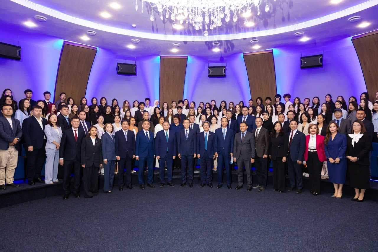 Астана халықаралық университетінде «әл-Фараби мен Конфуций: Ұлы ойшылдар сұхбаты» мүсіндік композициясының салтанатты ашылуы өтті — 11