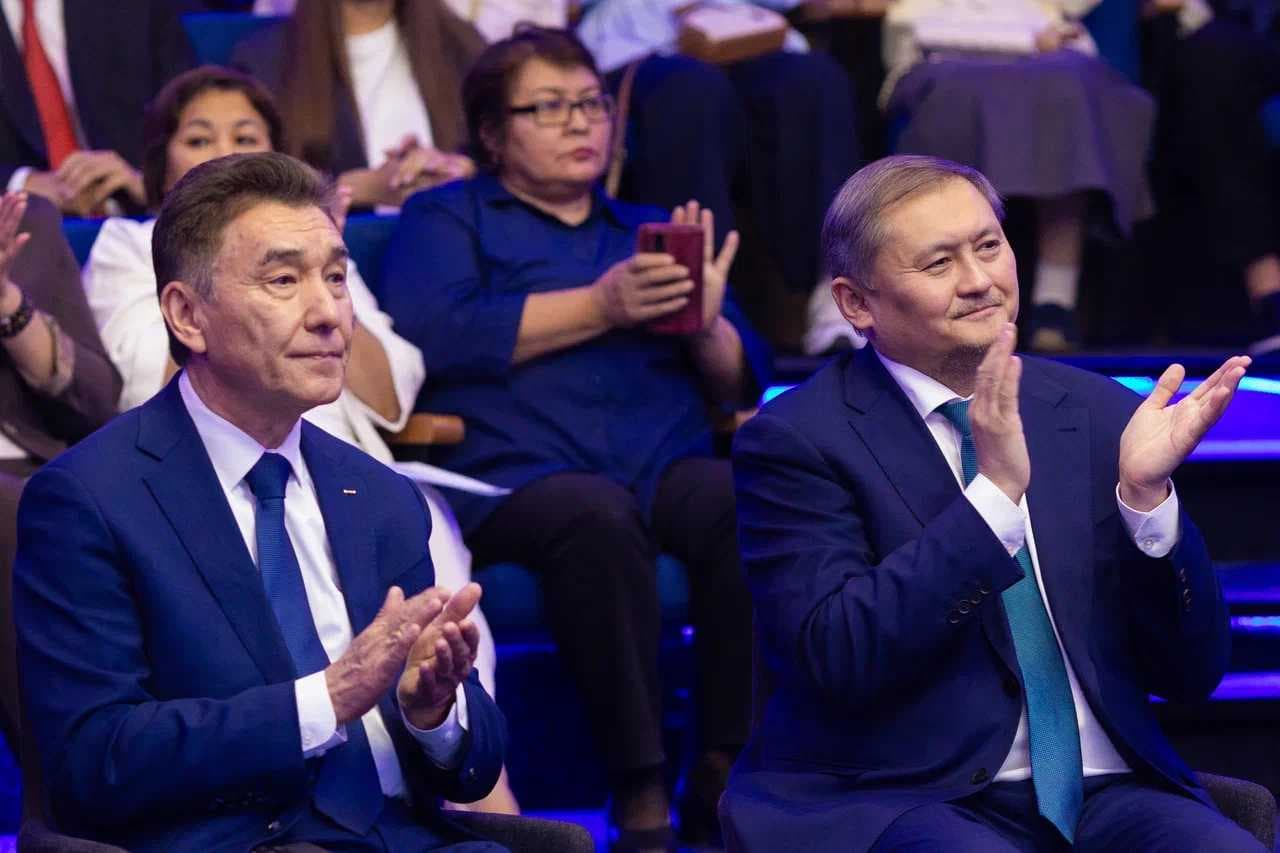 Астана халықаралық университетінде «әл-Фараби мен Конфуций: Ұлы ойшылдар сұхбаты» мүсіндік композициясының салтанатты ашылуы өтті — 9