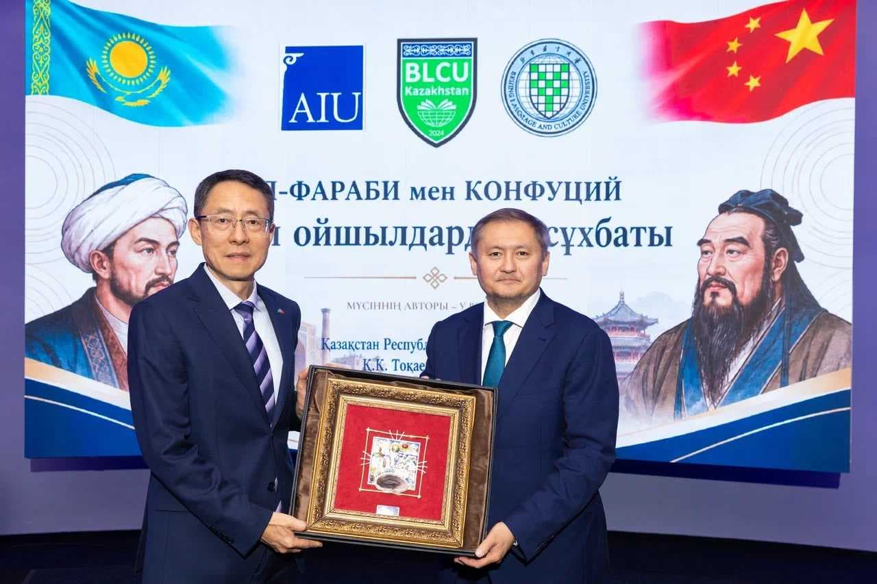 Астана халықаралық университетінде «әл-Фараби мен Конфуций: Ұлы ойшылдар сұхбаты» мүсіндік композициясының салтанатты ашылуы өтті — 10